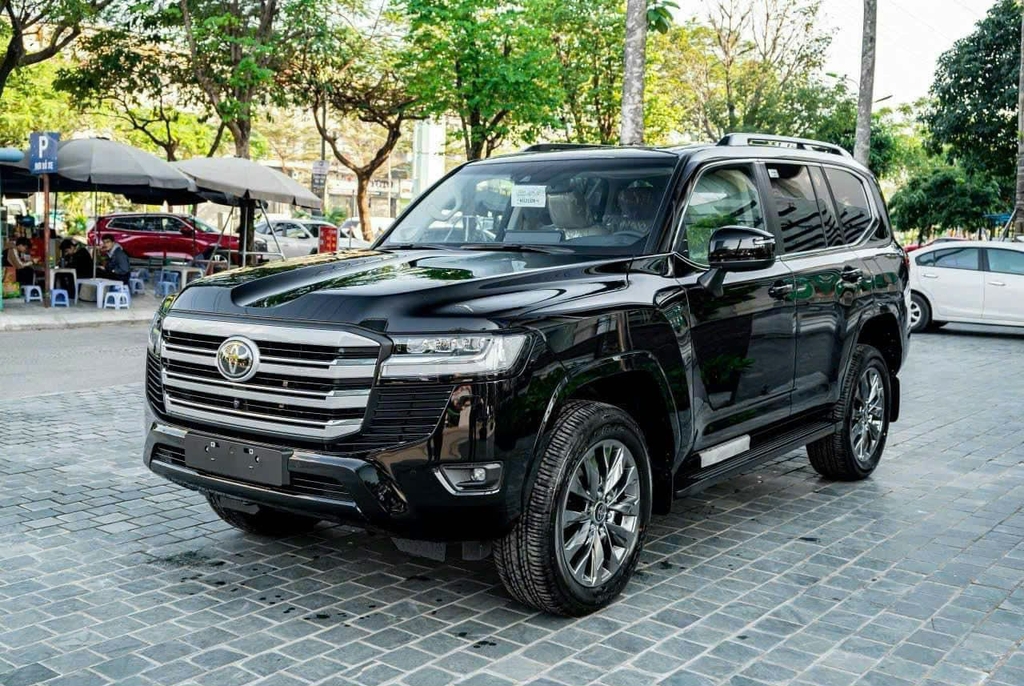 LANDCRUISER LC300 ĐEN - NỘI THẤT ĐEN
