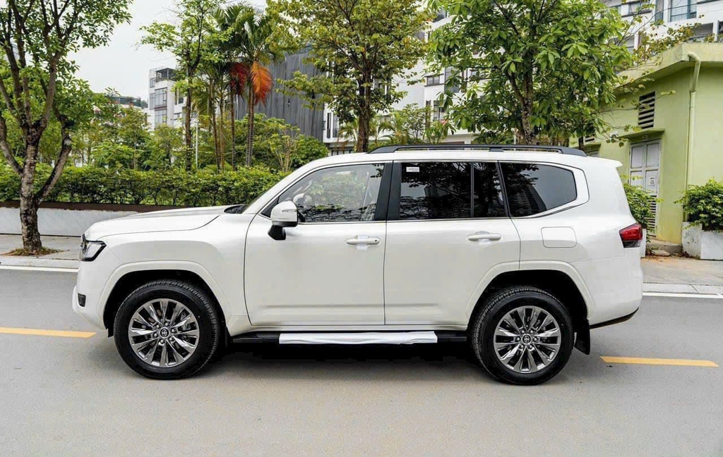 LANDCRUISER LC300 TRẮNG- NỘI THẤT KEM