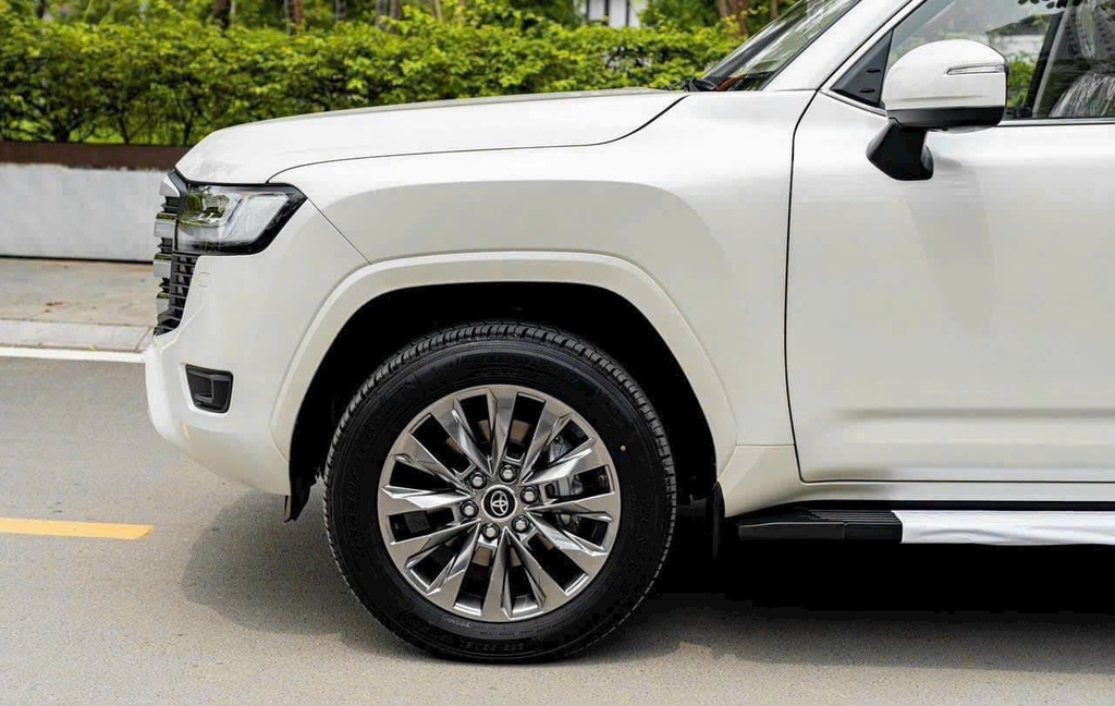 LANDCRUISER LC300 TRẮNG - NỘI THẤT ĐEN