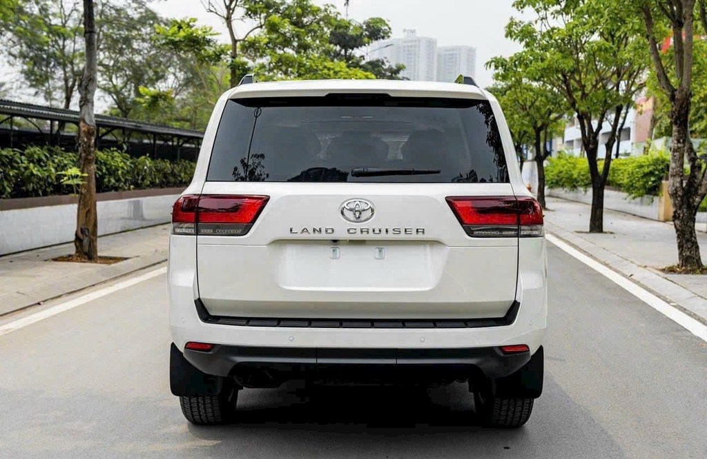 LANDCRUISER LC300 TRẮNG - NỘI THẤT ĐEN