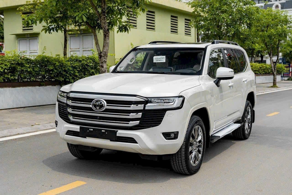 LANDCRUISER LC300 TRẮNG - NỘI THẤT ĐEN