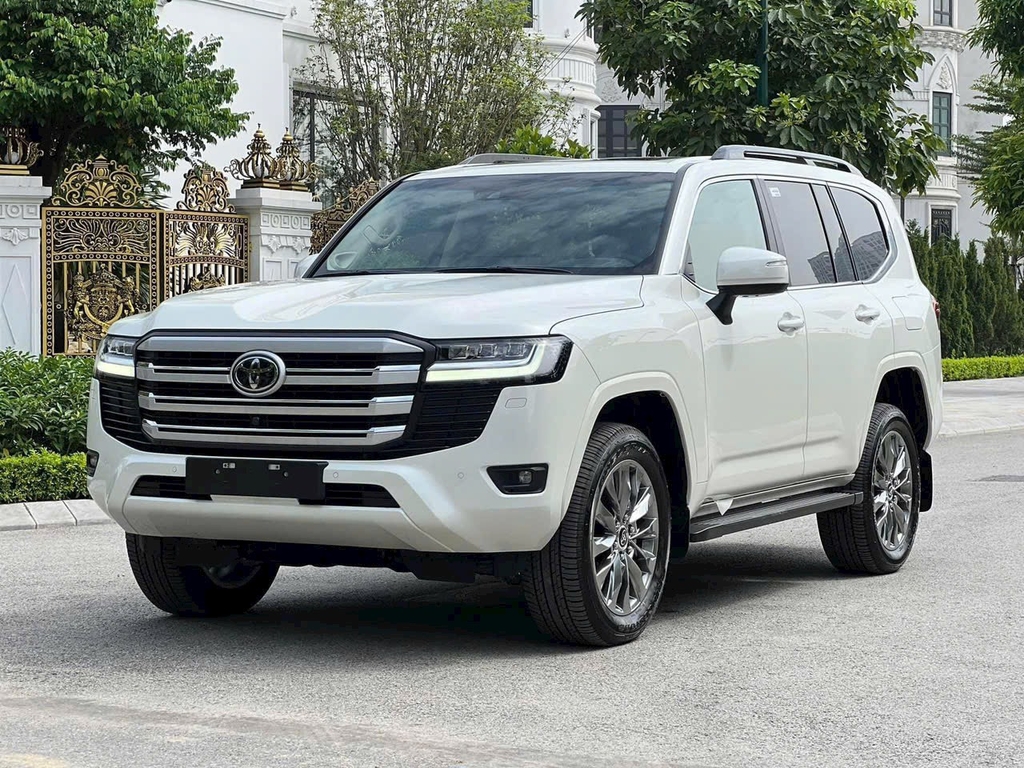 LANDCRUISER LC300 TRẮNG- NỘI THẤT KEM