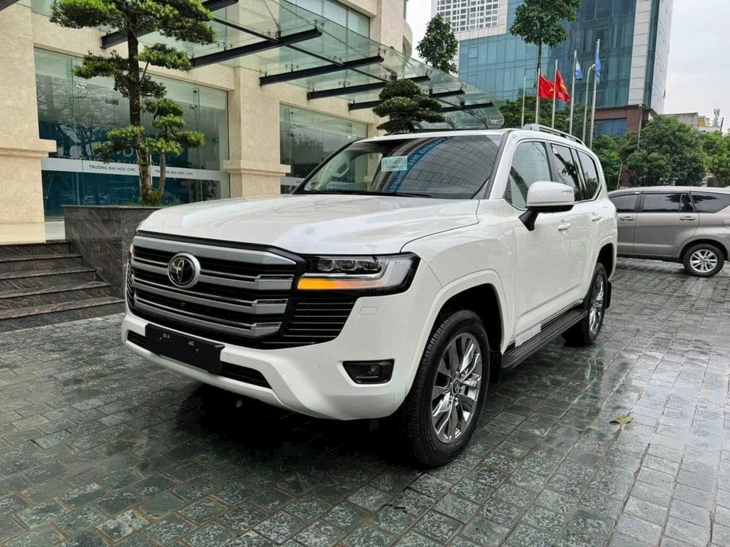 LANDCRUISER LC300 TRẮNG - NỘI THẤT ĐEN
