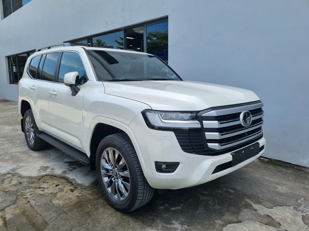 LANDCRUISER LC300 TRẮNG - NỘI THẤT ĐEN