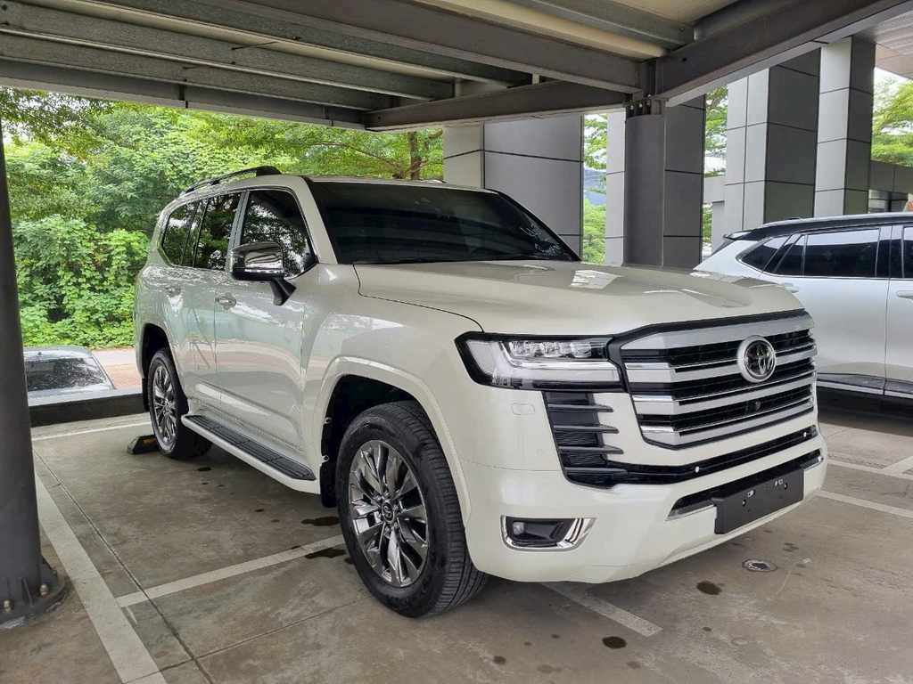 LANDCRUISER LC300 TRẮNG - NỘI THẤT ĐEN