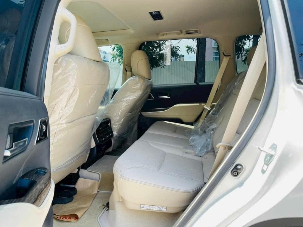 LANDCRUISER LC300 TRẮNG- NỘI THẤT KEM