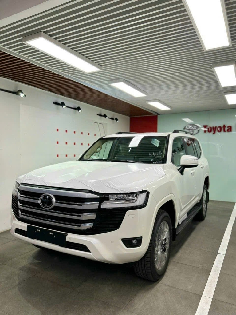 LANDCRUISER LC300 TRẮNG - NỘI THẤT ĐEN