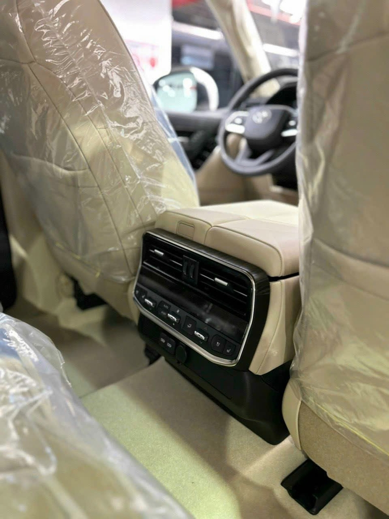 LANDCRUISER LC300 ĐỒNG - NỘI THẤT KEM
