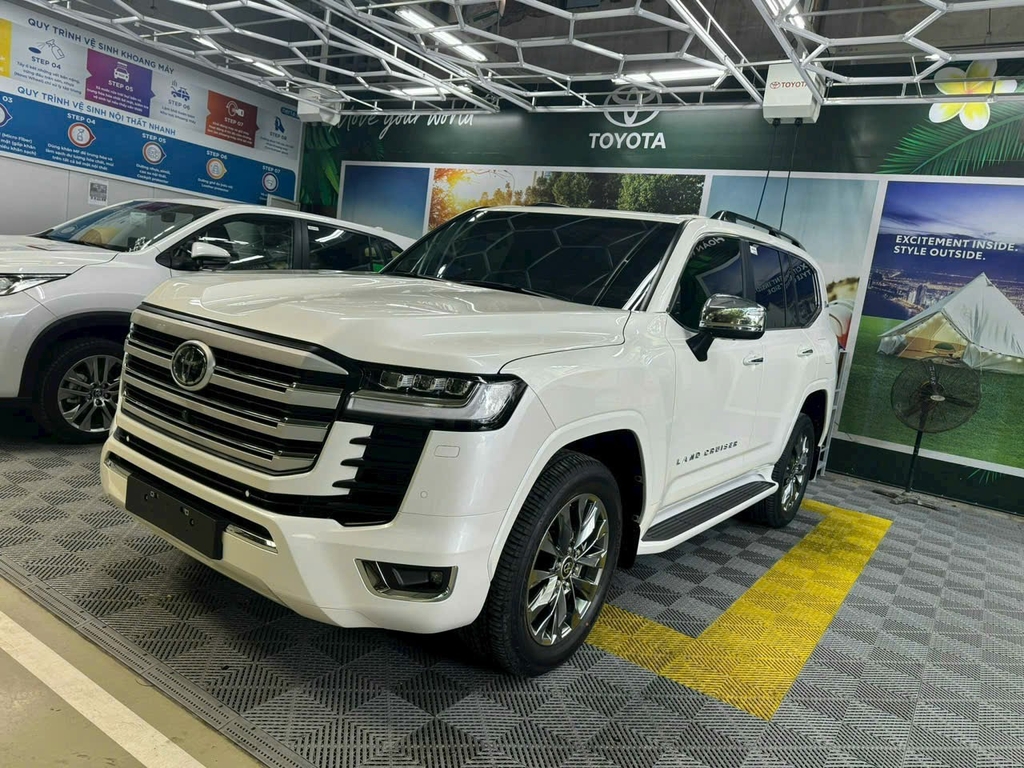 LANDCRUISER LC300 TRẮNG - NỘI THẤT ĐEN