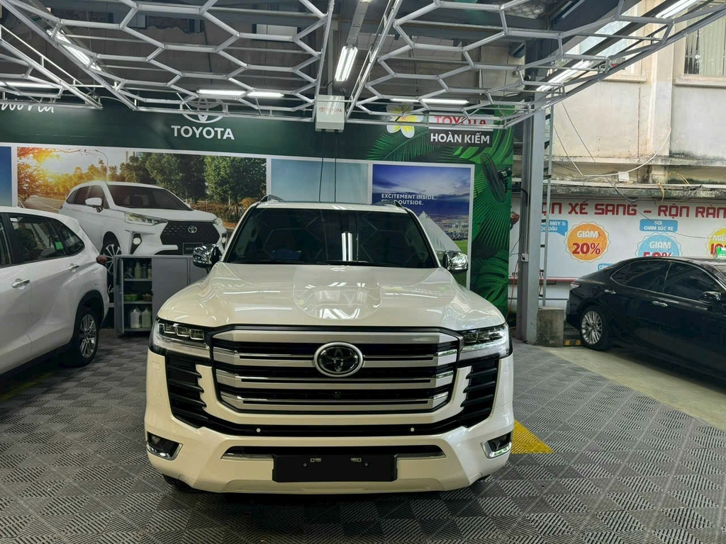 LANDCRUISER LC300 TRẮNG - NỘI THẤT ĐEN