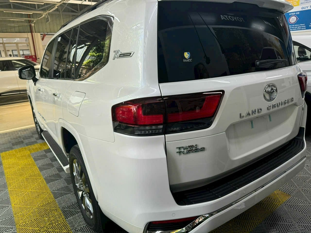 LANDCRUISER LC300 TRẮNG - NỘI THẤT ĐEN