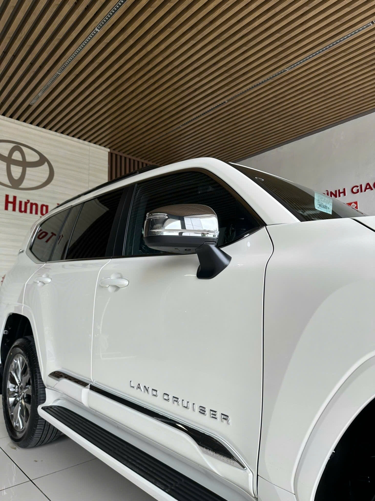 Độ LC300 Màu trắng phiên bản Modellista