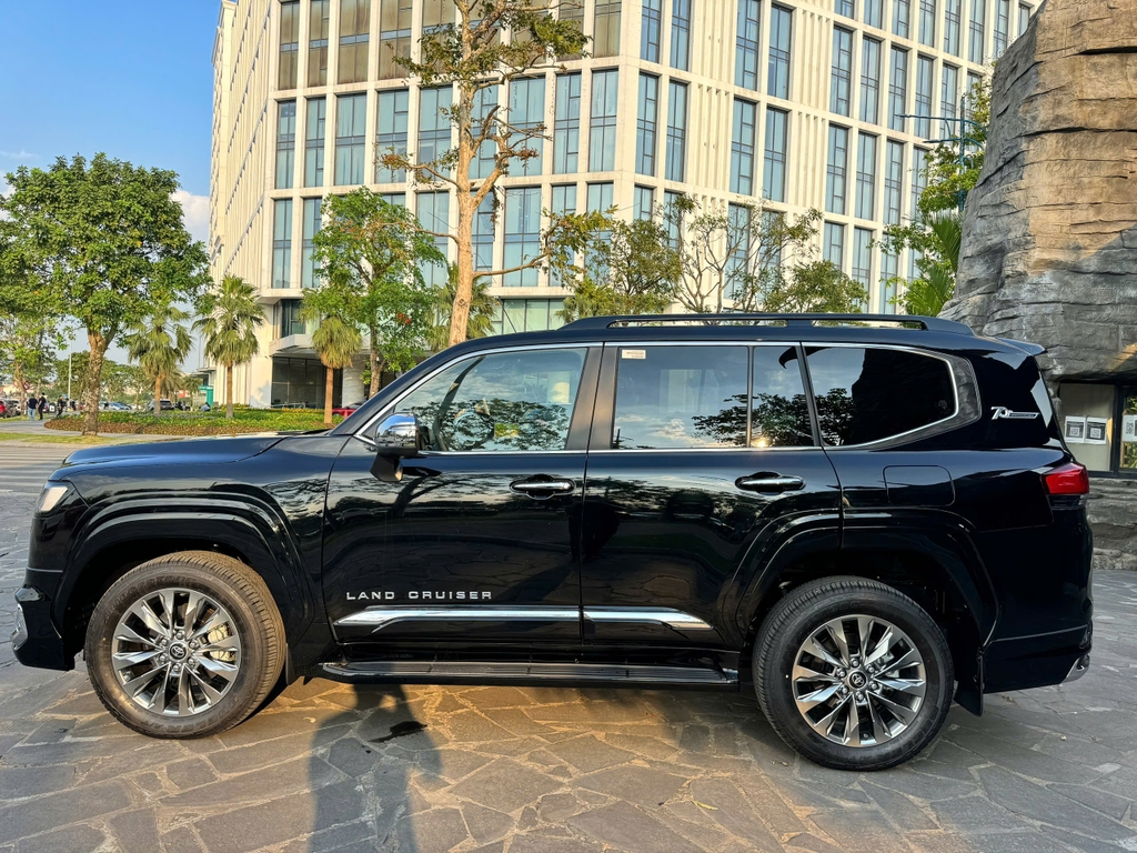Độ LC300 màu đen phiên bản Modellista