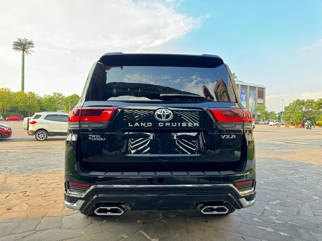 Độ LC300 màu đen phiên bản Modellista