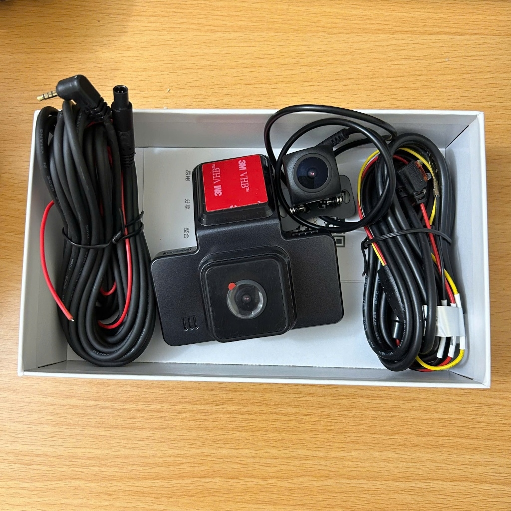 Camera hành trình ô tô trước sau cao cấp, hình ảnh chất lượng cao, kết nối wifi điện thoại, có màn hình hiển thị.