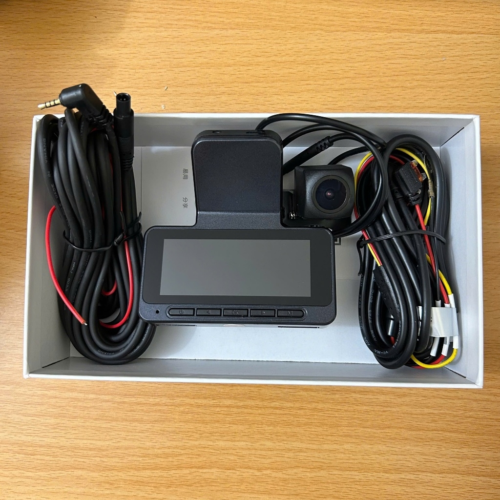 Camera hành trình ô tô trước sau cao cấp, hình ảnh chất lượng cao, kết nối wifi điện thoại, có màn hình hiển thị.