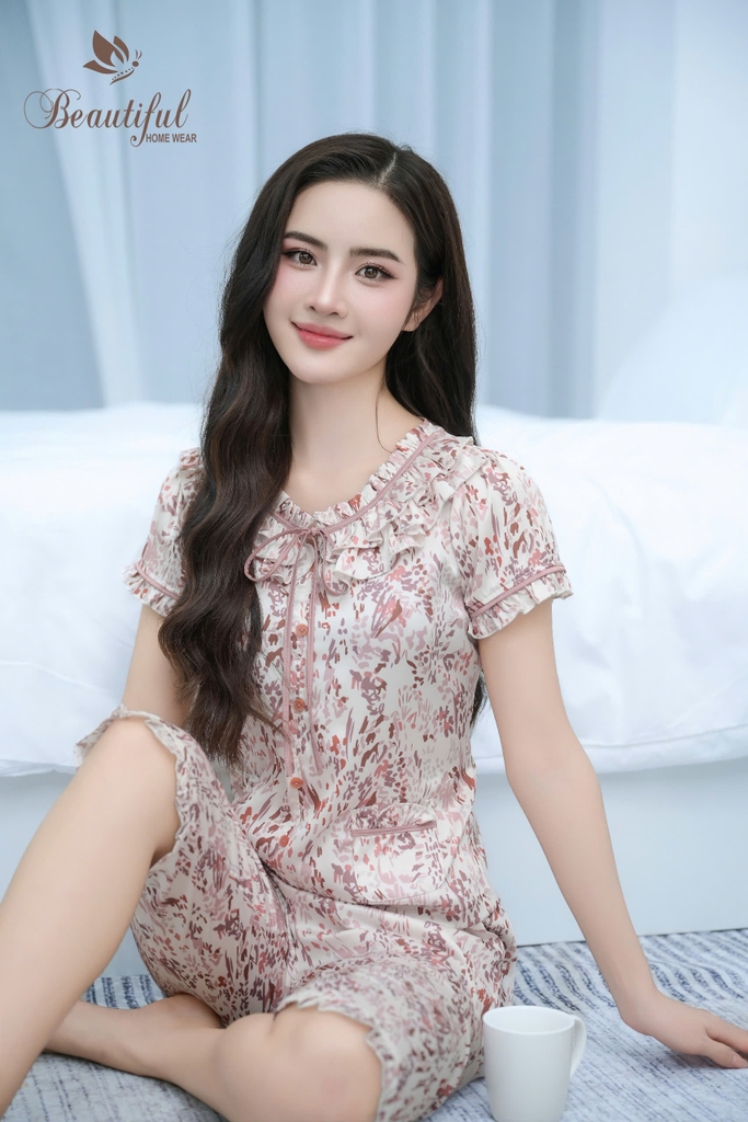 Y673A Lụa satin quần lửng TRẮNG cổ nhúm bèo