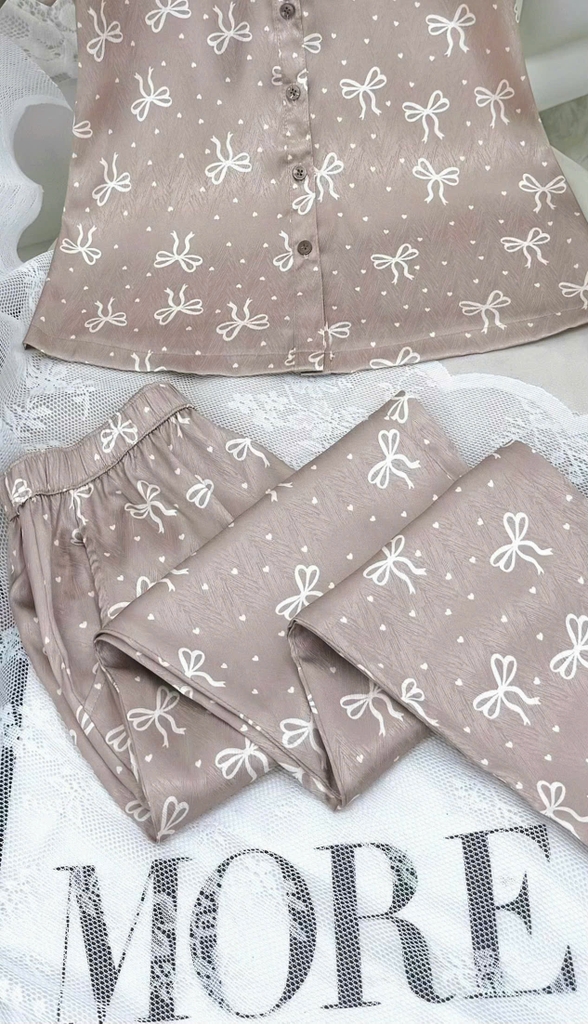 Y682A Lụa Vân quần dài NÂU chấm nơ cổ ren trắng