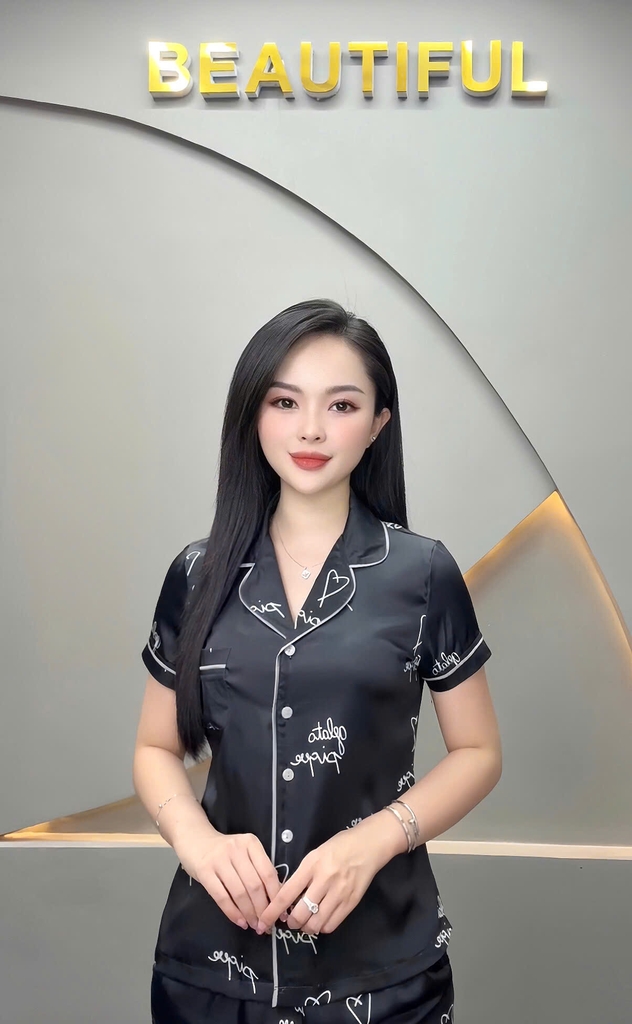 Y738A Lụa Satin quần dài ĐEN CHỮ cổ PJM