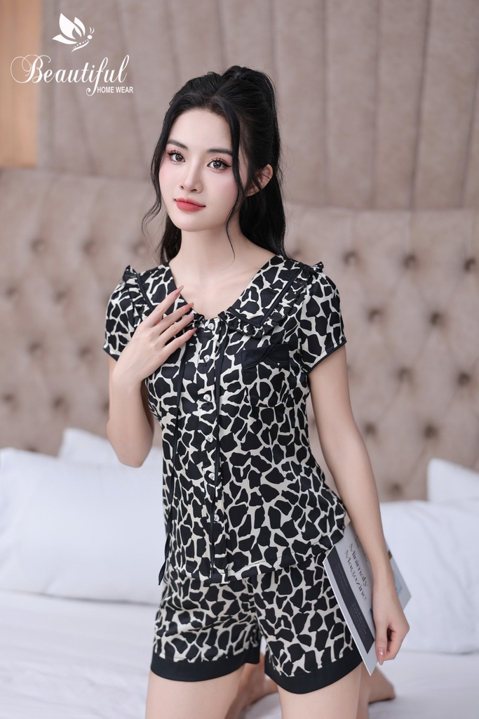 Y747C Lụa Satin quần đùi ĐEN da báo cổ sen