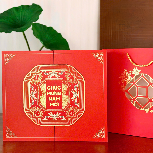 Hộp quà tết cứng cao cấp mở 2 cánh, nắp gài -kèm túi  MAI ĐỎ / MAI VÀNG  KT:36x36x11.5cm - {{store}}