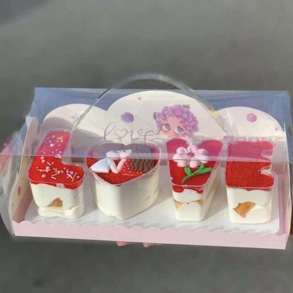 Hộp mica kèm chữ I + U hoặc chữ LOVE đựng bánh mousse, tiramisu, panna cotta