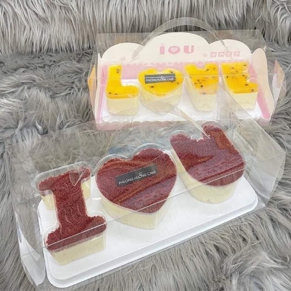 Hộp mica kèm chữ I + U hoặc chữ LOVE đựng bánh mousse, tiramisu, panna cotta