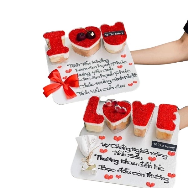 Hộp mica kèm chữ I + U hoặc chữ LOVE đựng bánh mousse, tiramisu, panna cotta