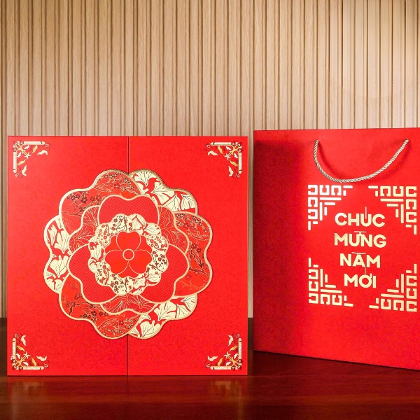 Hộp quà tết cứng cao cấp mở 2 cánh, nắp gài -kèm túi  MAI ĐỎ / MAI VÀNG  KT:43x36x11.5cm -  {{store}}