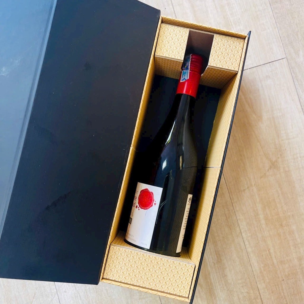 HỘP RƯỢU CỨNG CAO CẤP- Khoá Nam Châm