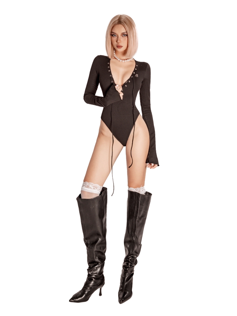 SISTERS Bodysuit xẻ cổ đan dây ngực Dionysus - Kem - Image 5