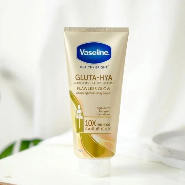 Sữa dưỡng thể Vaseline bảo vệ sáng mịn ban Ngày 330ml