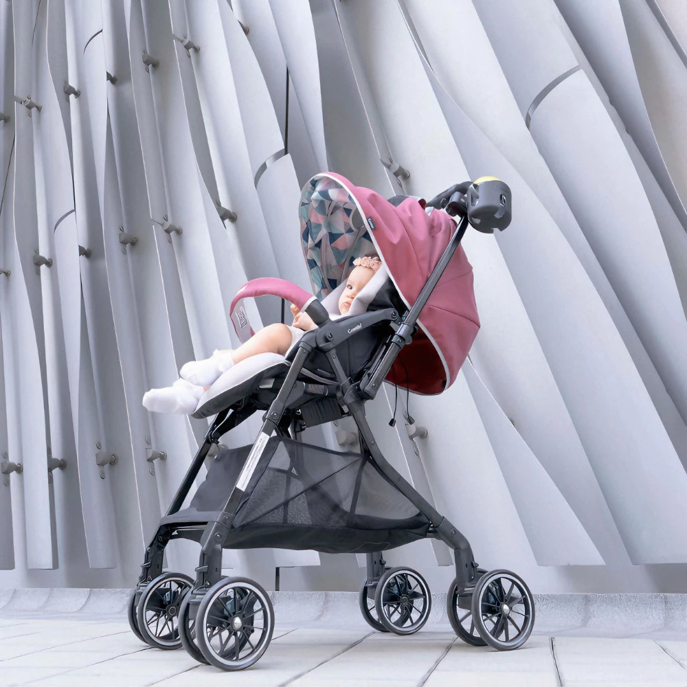 Xe đẩy Combi Sugocal Light 4 bánh quay tự động màu xanh dương/hồng
