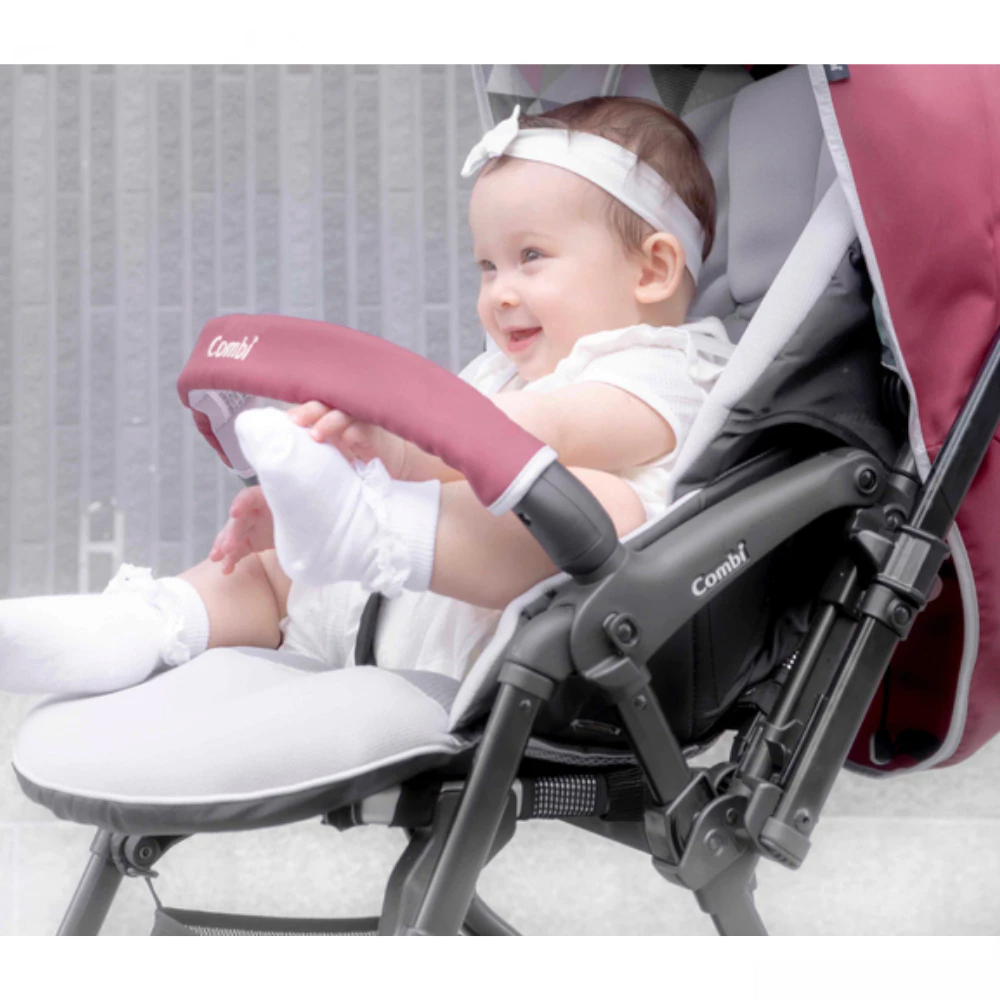 Xe đẩy Combi Sugocal Light 4 bánh quay tự động màu xanh dương/hồng