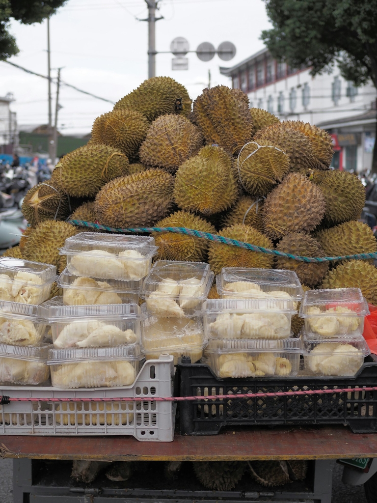 Sầu riêng nguyên trái và múi tách sẵn