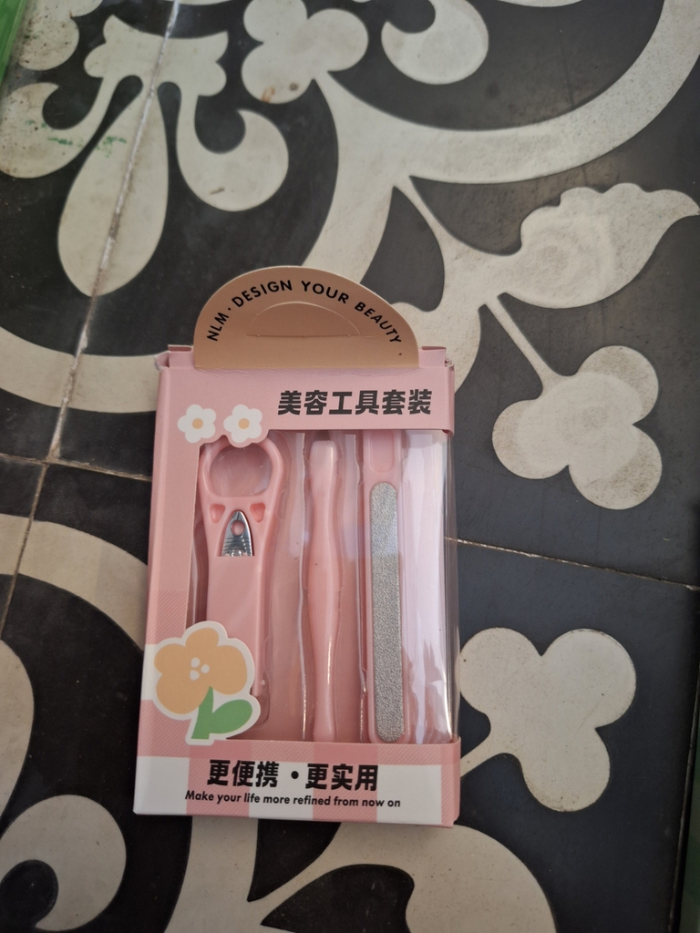 Bấm móng tay