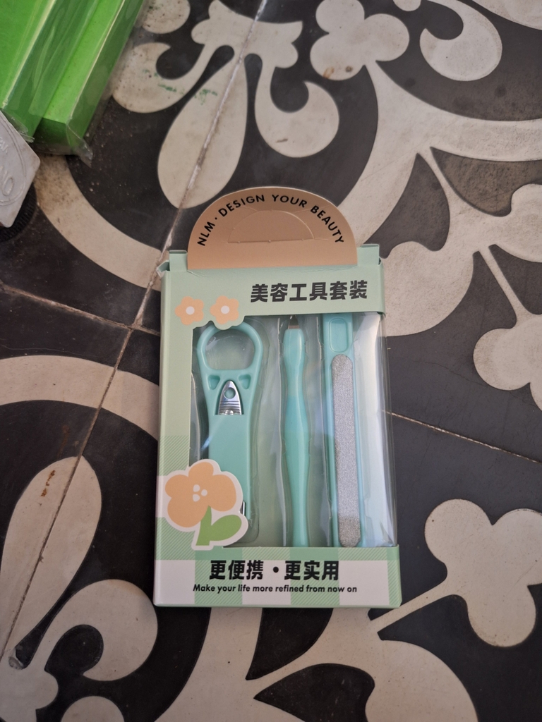 Bấm móng tay