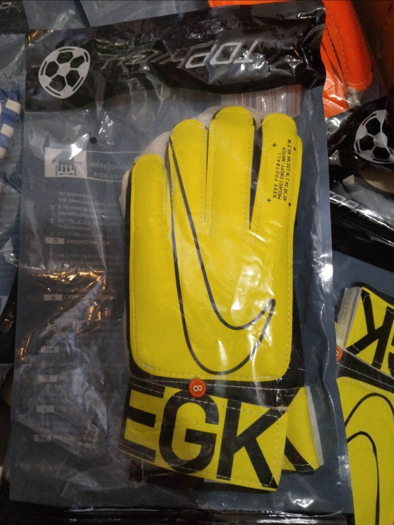 Găng tay thủ môn Gloves