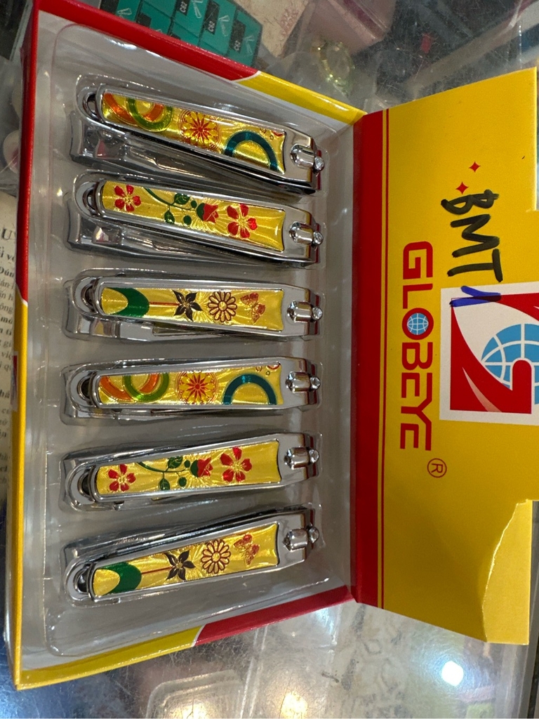 Bấm móng tay