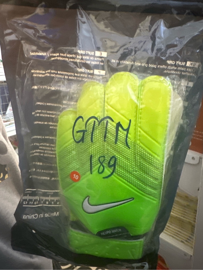 Găng tay thủ môn Gloves