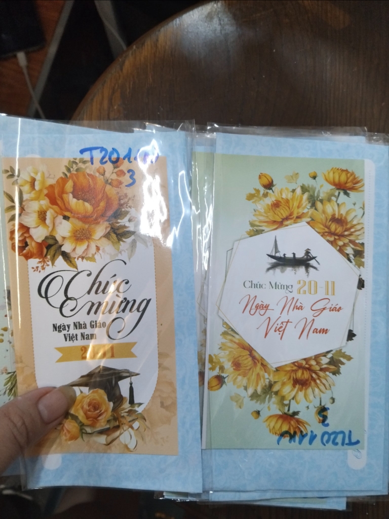 Thiệp to gắn bó hoa + cây găm 20/11