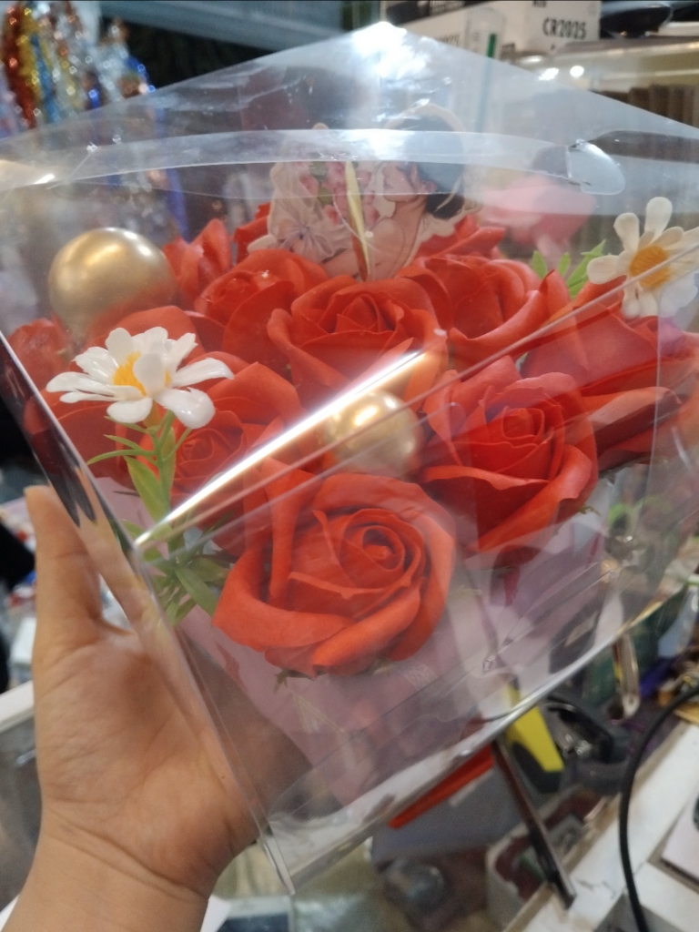Hộp hoa mika 12 bông hồng