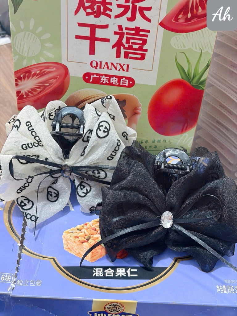 Gắp tóc voan chữ đính đá