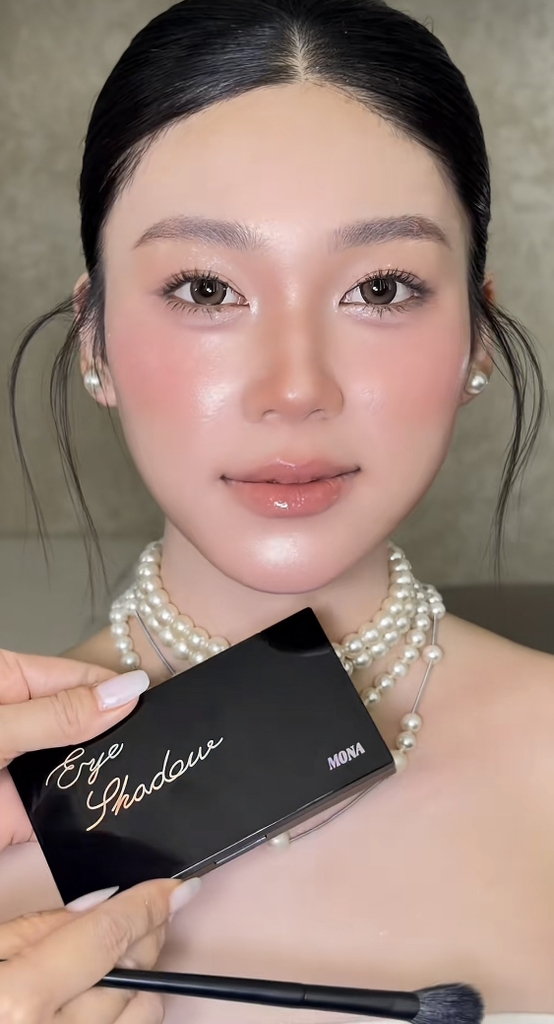 Bảng Nhũ Mắt Mona 10 ô - Màu 01 Blossom Skies