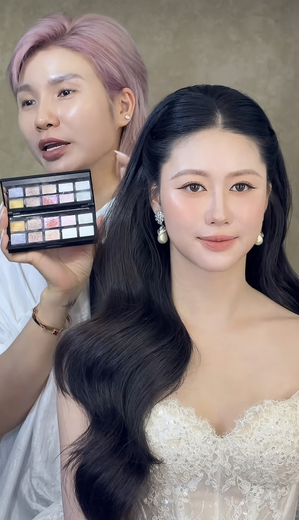 Bảng Nhũ Mắt Mona 10 ô - Màu 01 Blossom Skies