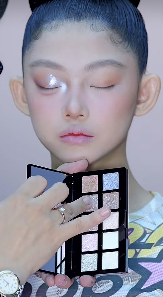 Bảng Nhũ Mắt Mona 10 ô - Màu 01 Blossom Skies