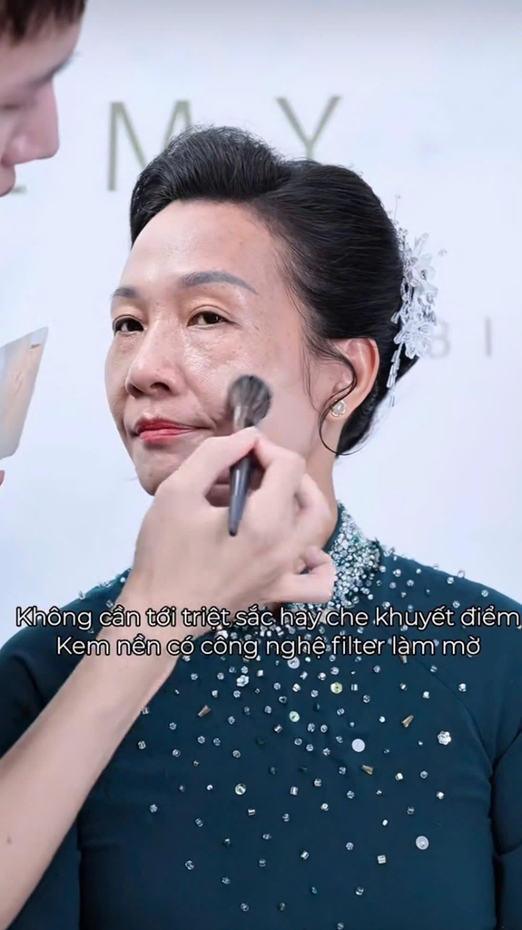 Kem nền GLOW MAX smooth looking skin 30ml