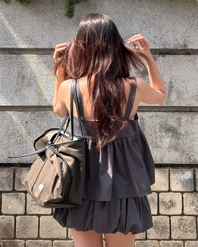Chiếc áo màu xám