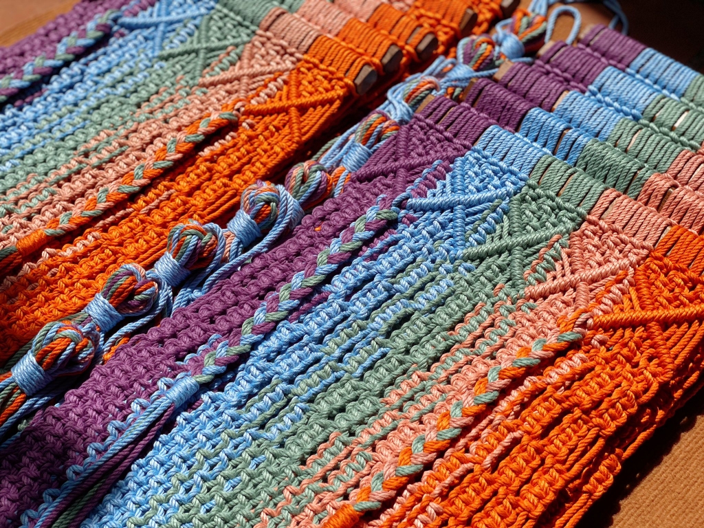 Rivius Prisma – Ghế Macrame Gỗ Gấp Đan Thủ Công Sắc Cầu Vồng