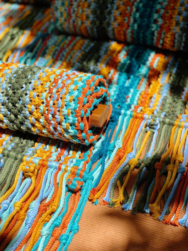 Rivius Prisma – Ghế Macrame Gỗ Gấp Đan Thủ Công Sắc Cầu Vồng